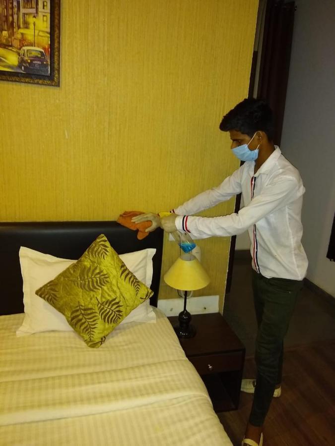 Airport Hotel Tashree New Delhi Exteriör bild