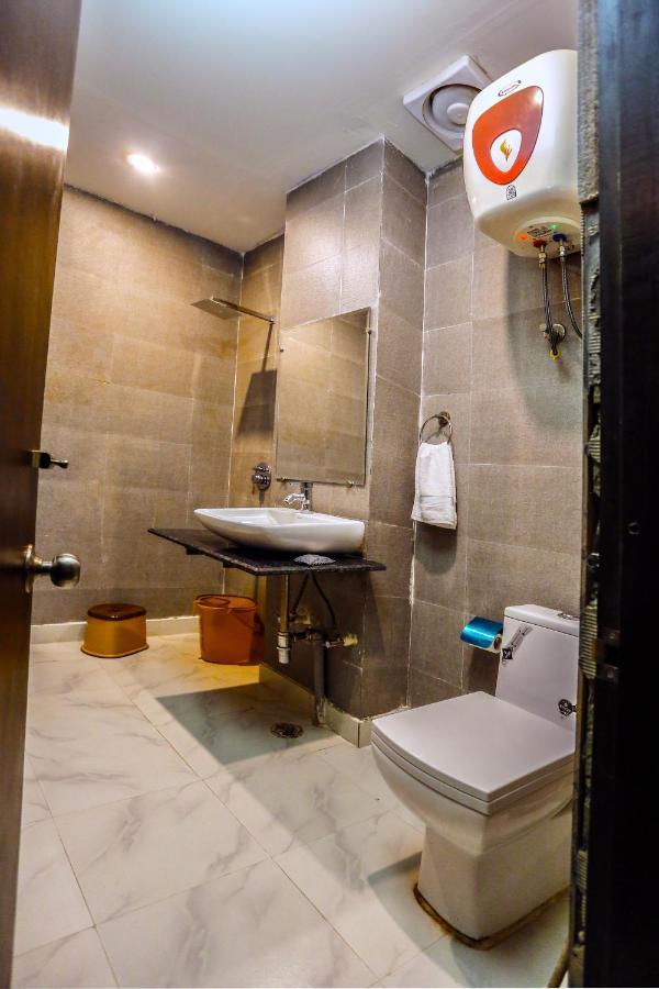 Airport Hotel Tashree New Delhi Exteriör bild