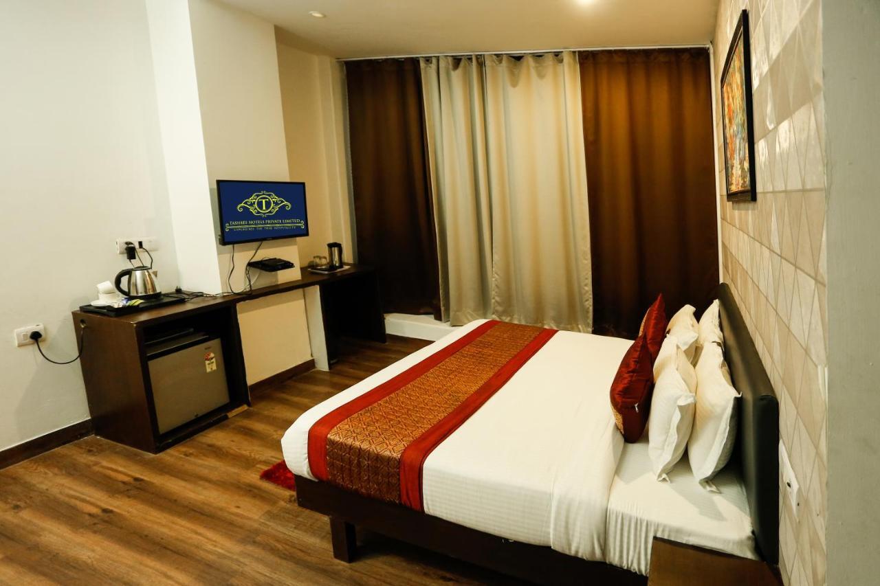 Airport Hotel Tashree New Delhi Exteriör bild