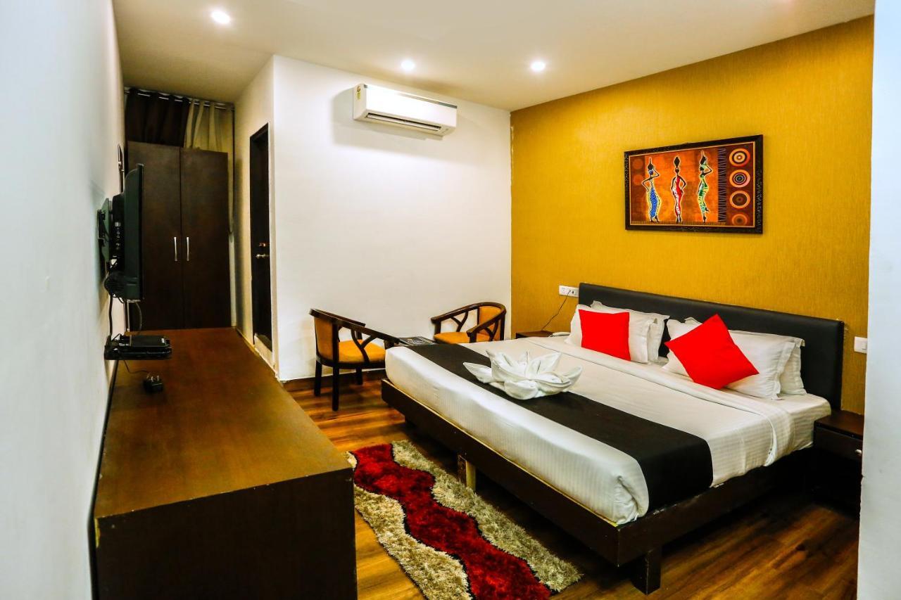 Airport Hotel Tashree New Delhi Exteriör bild