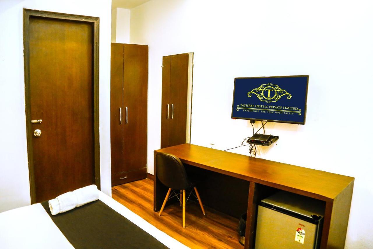 Airport Hotel Tashree New Delhi Exteriör bild