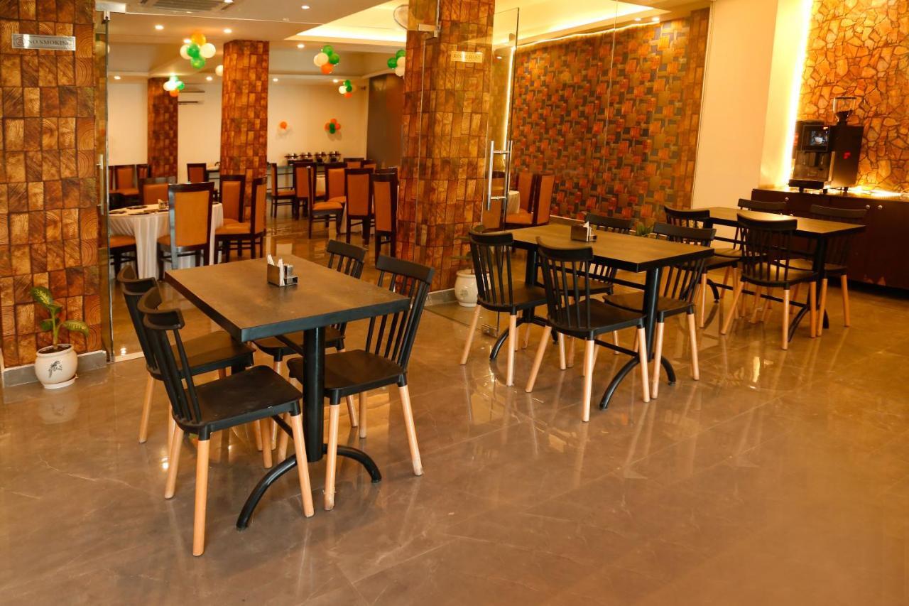 Airport Hotel Tashree New Delhi Exteriör bild