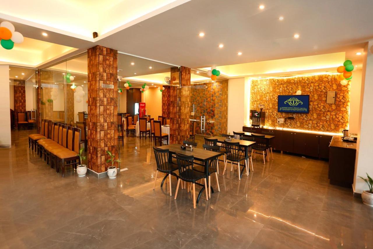Airport Hotel Tashree New Delhi Exteriör bild