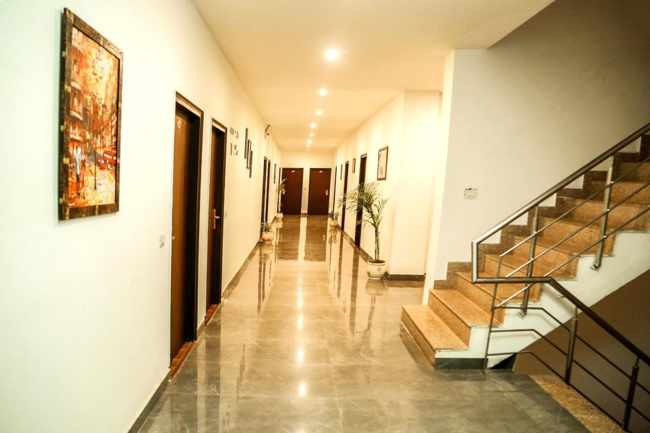 Airport Hotel Tashree New Delhi Exteriör bild